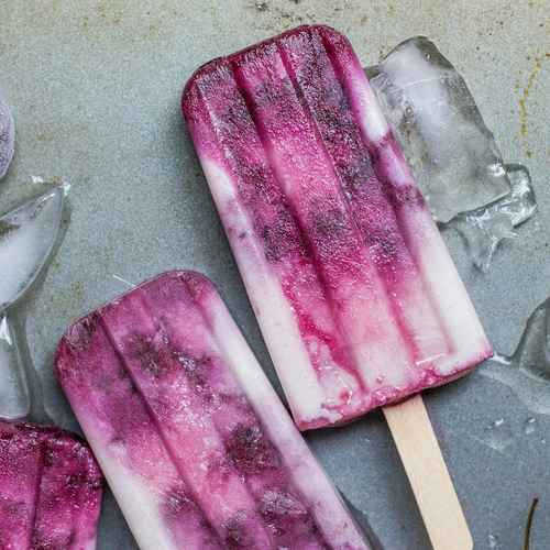 Lila und weißes Eis am Stiel