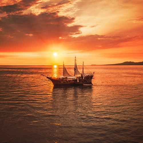 Ein Piratenschiff im Sonnenuntergang