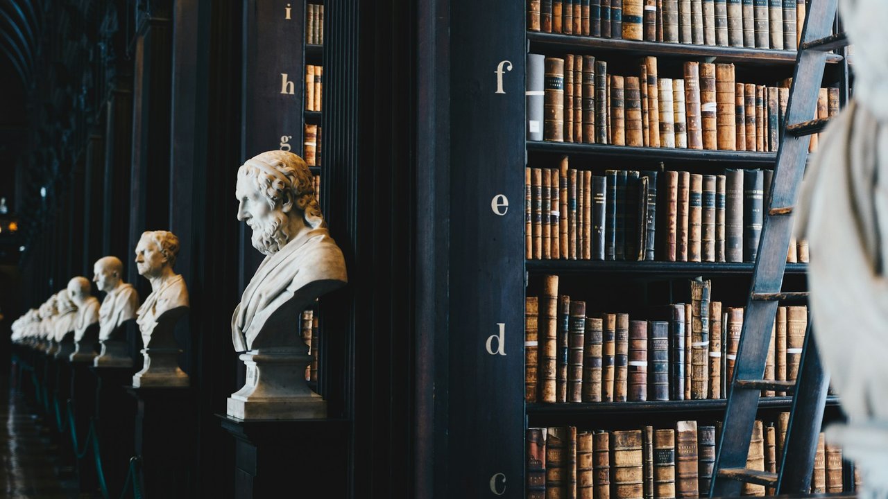 Eine alte Bibliothek mit Büsten
